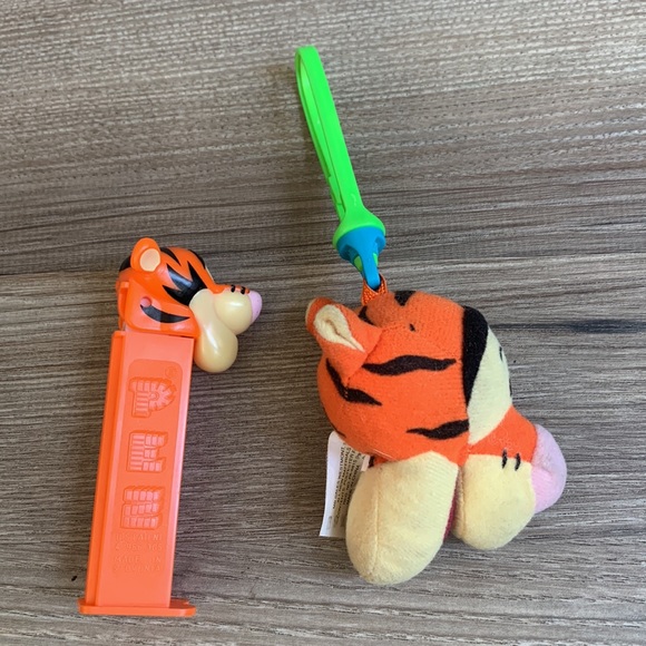 Winnie the Pooh Tigger Plush Clip on & Pez Dispenser Collectible Toy - Picture 3 of 7